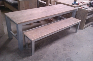 Gerüstholztisch mit Stahlfuß